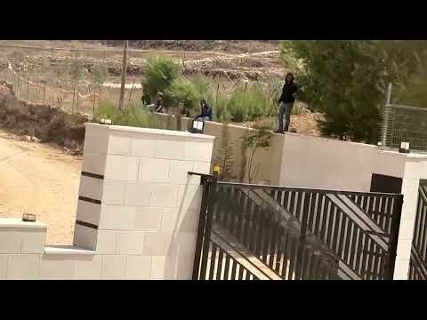 Videos shot from besieged West Bank home shows Jewish settlers outside