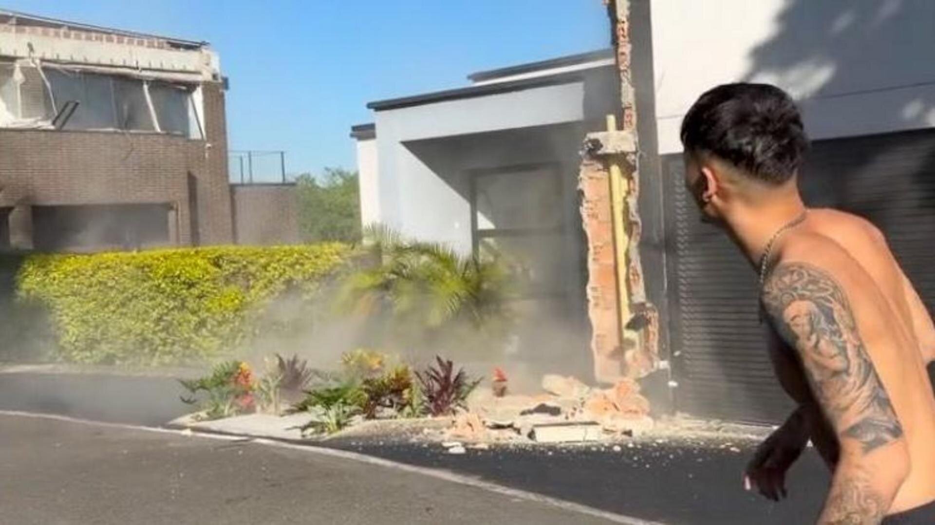 Family escapes home during Colombia earthquake