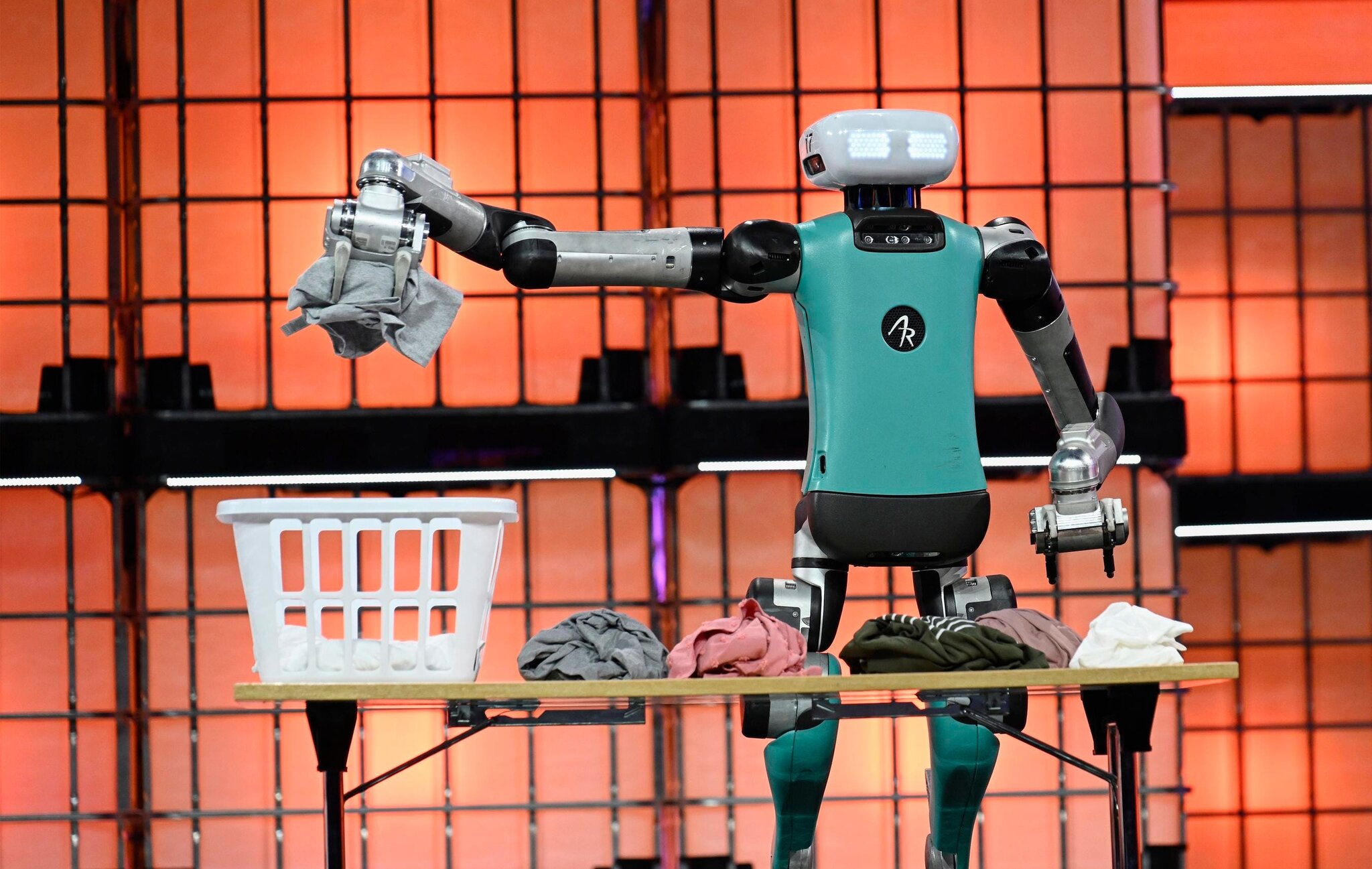Digit v5: First Humanoid Robot Out Of The Cage?