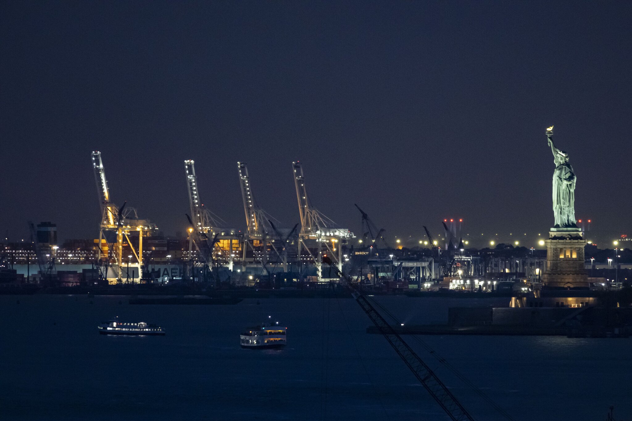 Baby, woman die after boat capsizes in New York Harbor
