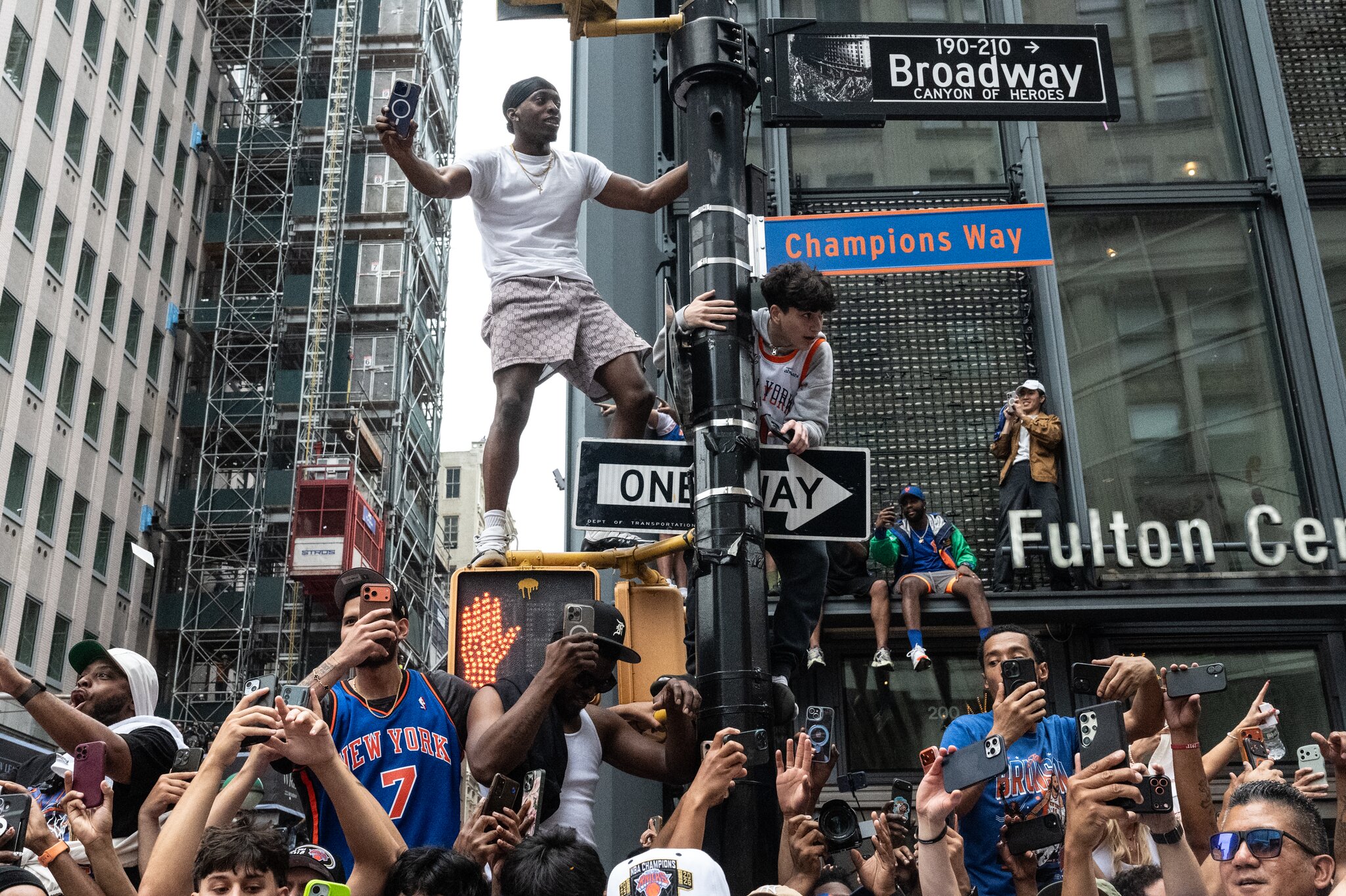 Bidding starts on Knicks 'Champions Way' sign, and you don't have to climb a lamp post