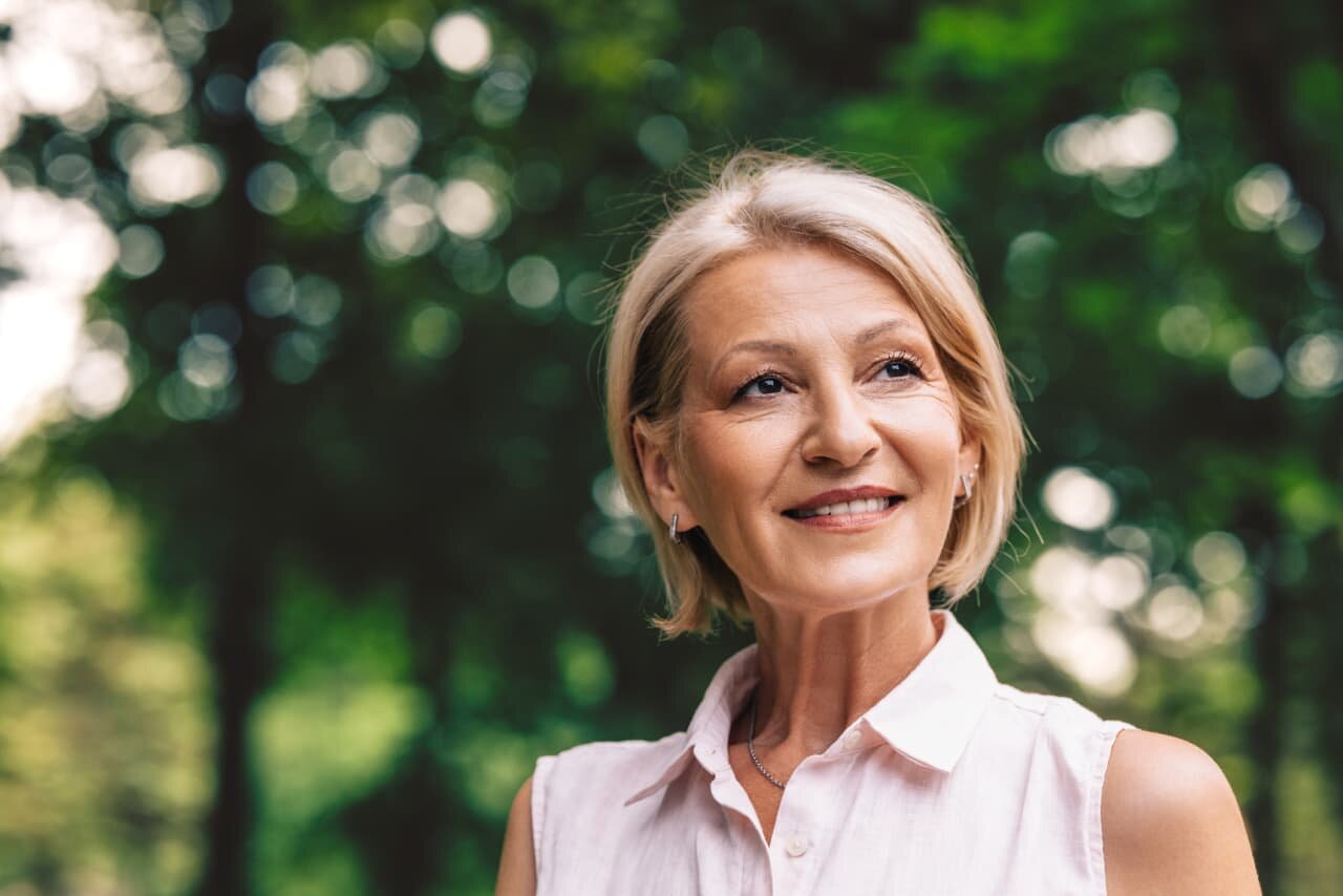 My girlfriend is 62. Can she claim her late husband’s full Social Security benefit