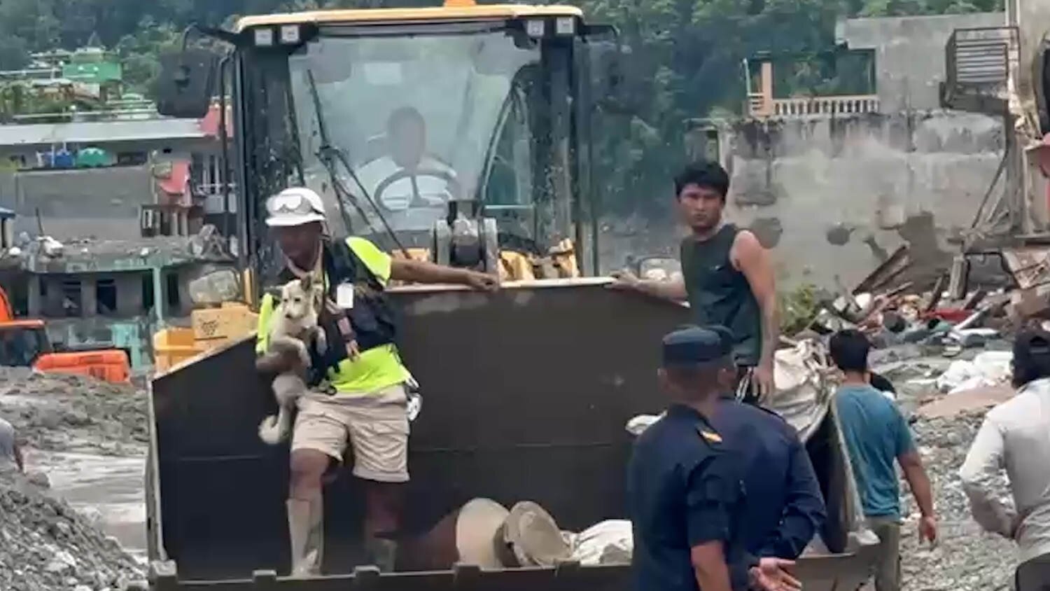 Deaf dog is reunited with her owner after the devastating floods in Nepal