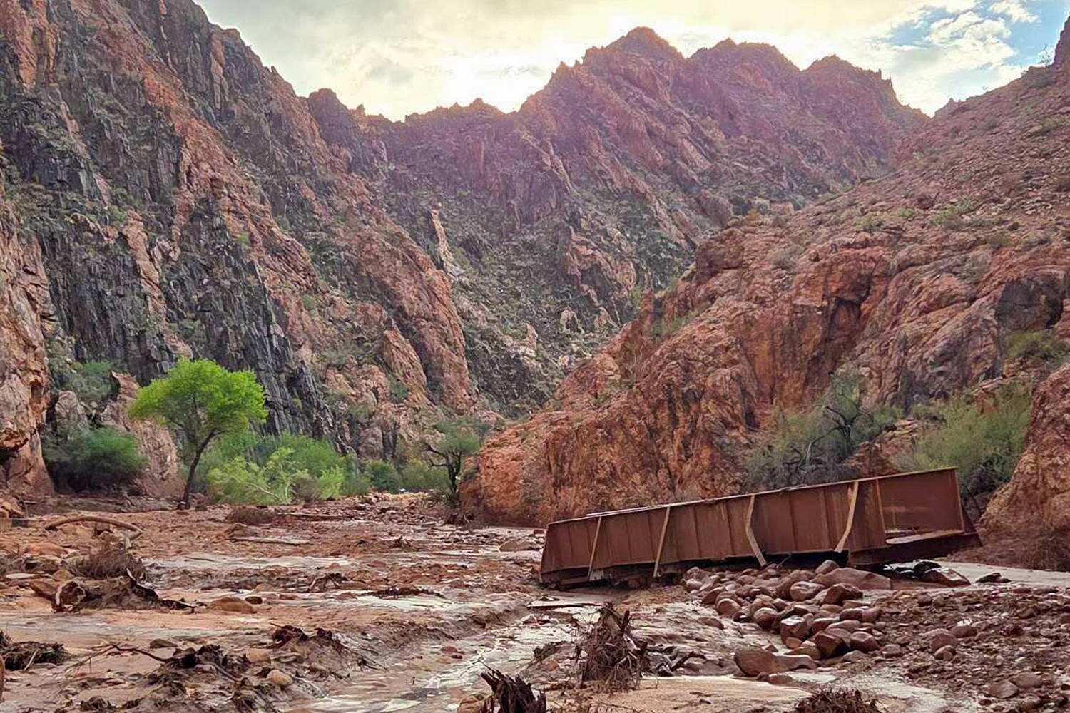 At least 1 dead, over a dozen missing at Grand Canyon after extreme flash flooding