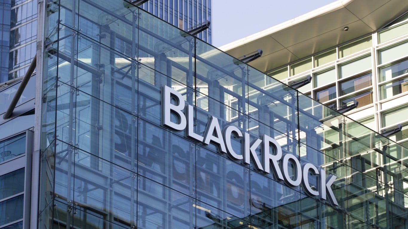 Forget JEPI: BlackRock’s Answer Pays 7.6%, Charges the Same 0.35%, and Beat It by 10 Points This Year
