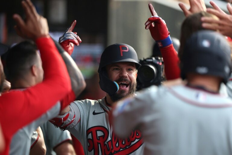 Schwarber smacks two homers to power Philles' MLB Field of Dreams win