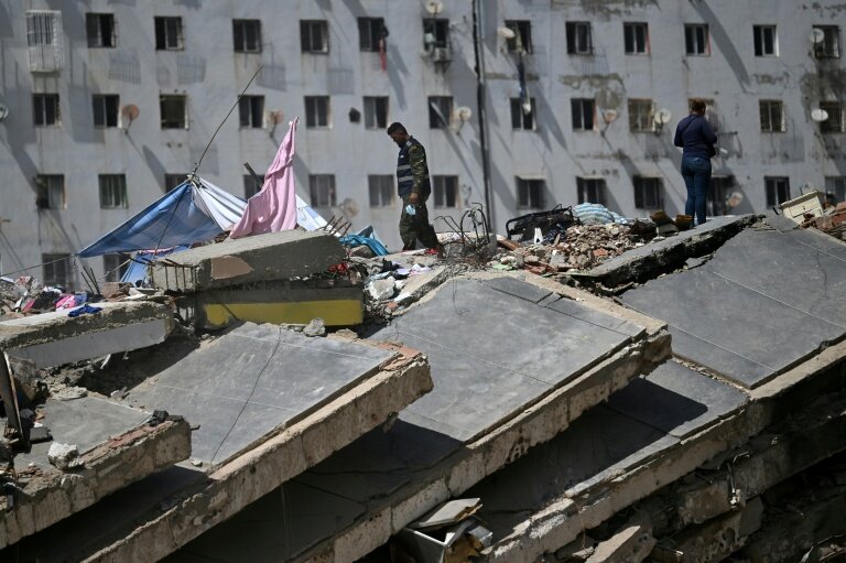 Olympic weightlifter hoists debris for Venezuela earthquake recovery