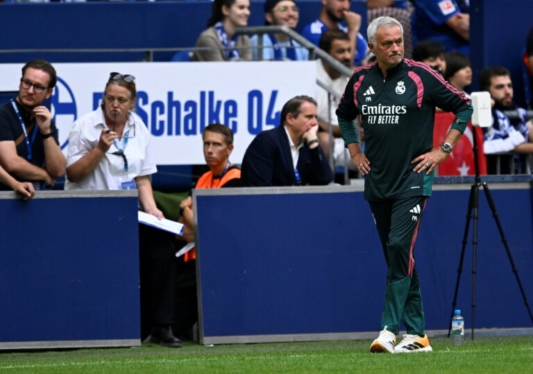 Mourinho begins second Real Madrid reign with Barca in his sights