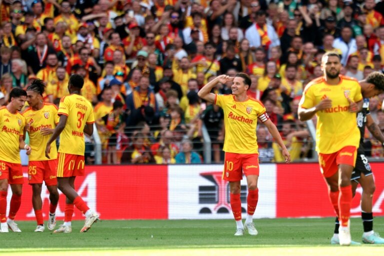 Lens hammer Auxerre thanks to Thauvin penalty double