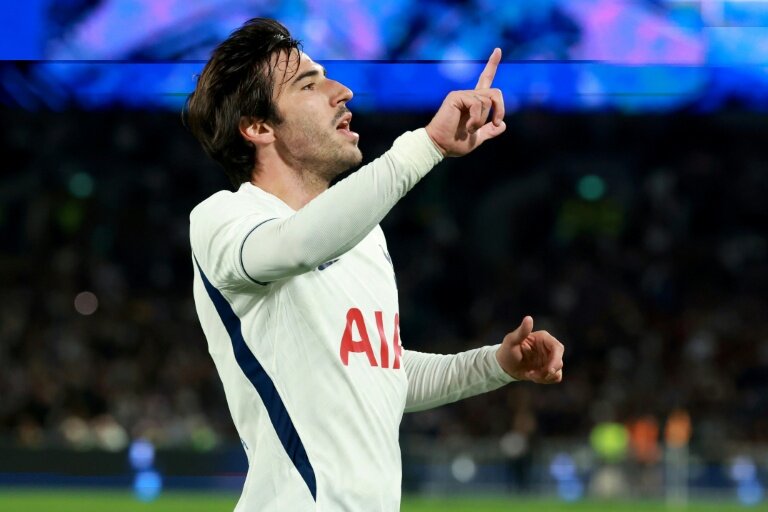 Ten-man Tottenham beat Chelsea 2-1 in Sydney