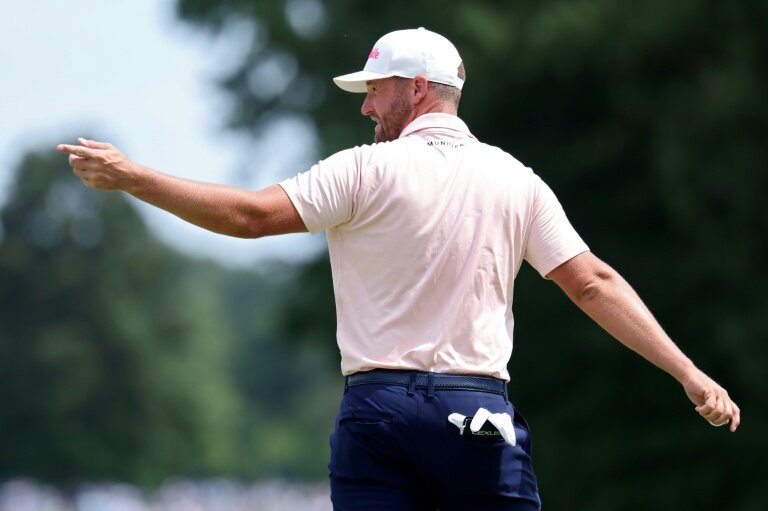 Clark fends off McIlroy to win BMW Championship