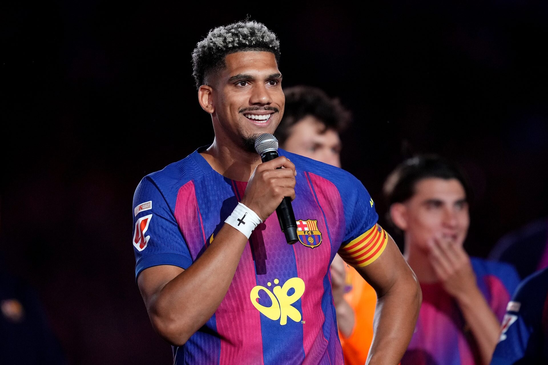 Liverpool agree surprise deal to sign Barcelona captain on loan