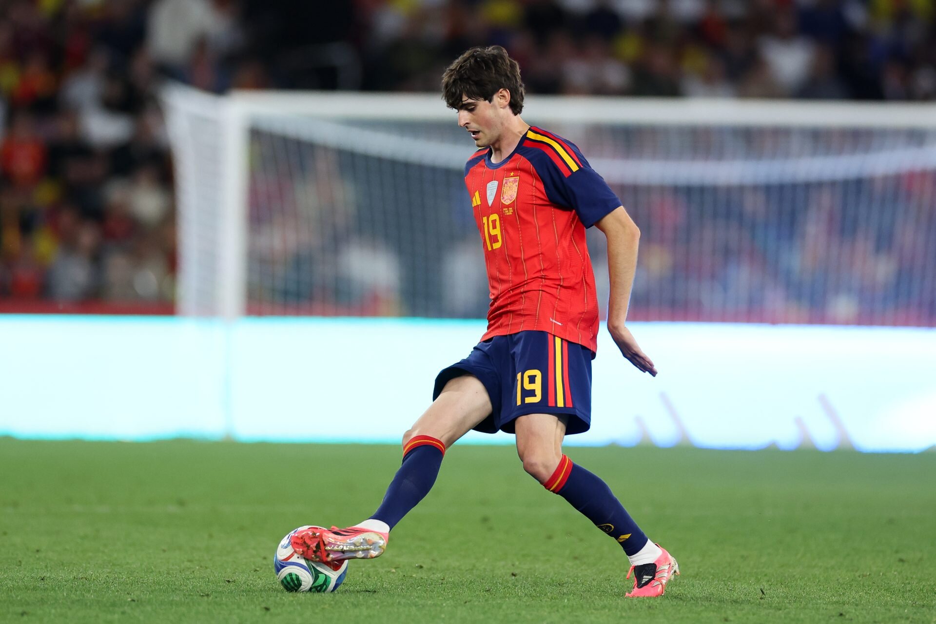 La Liga club wary of potential Barcelona move for midfielder with €60 million release clause