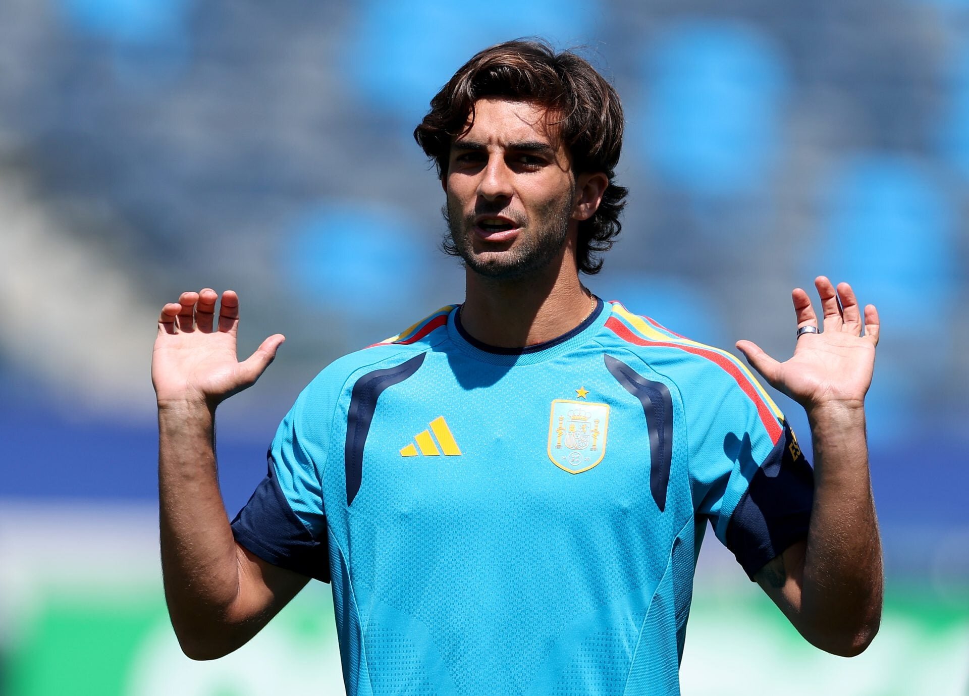 Barcelona forward does not train with club for second consecutive day as PSG move imminent