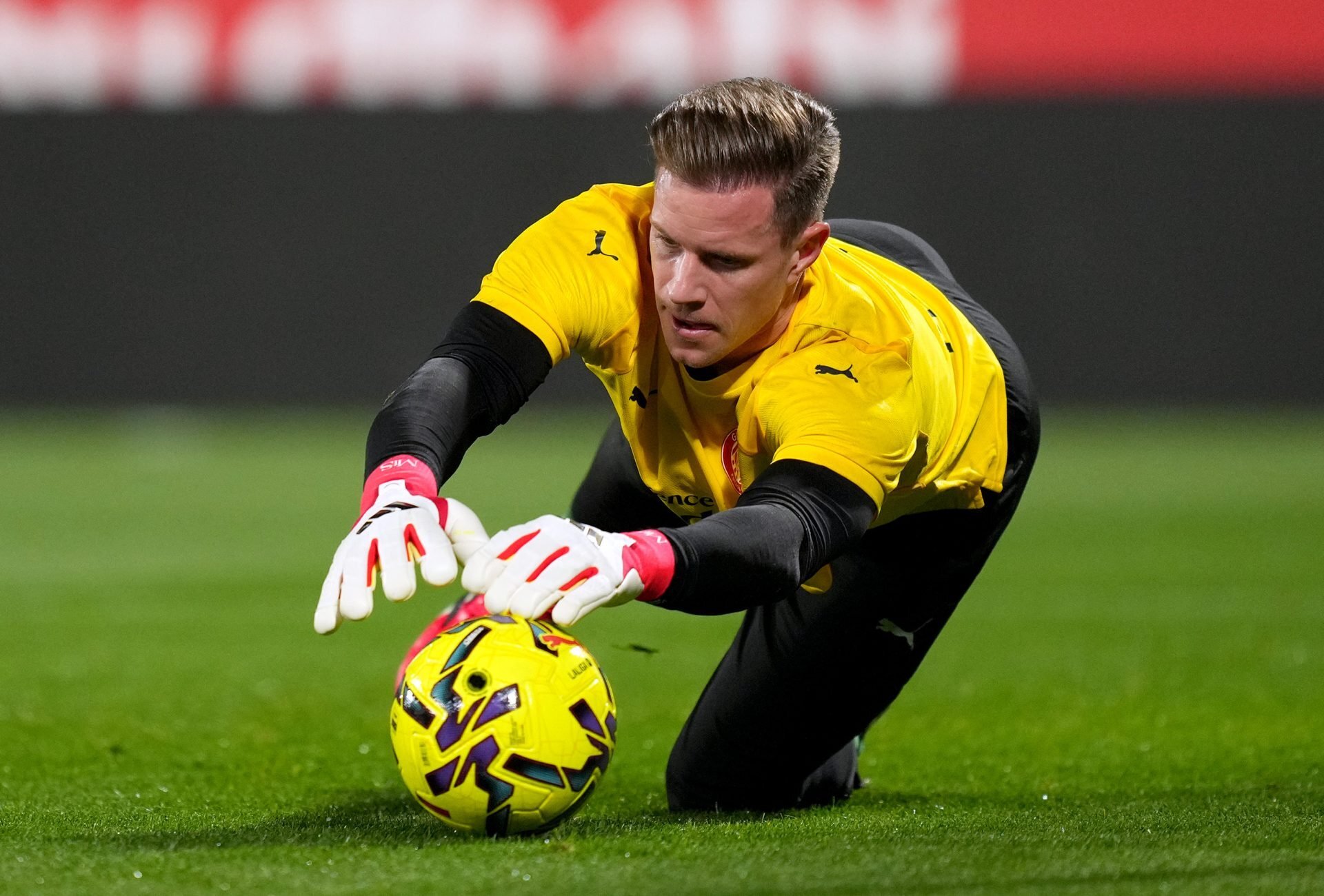 Ajax ready to look at other options if deal to sign Barcelona goalkeeper delays further