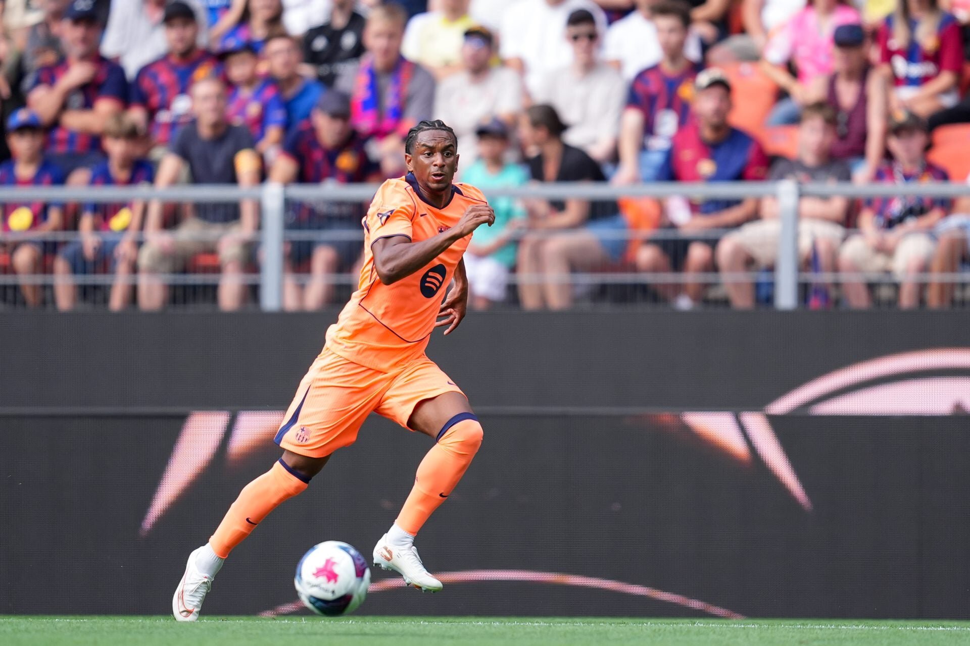 Exit-linked Barcelona defender trains normally as Manchester United wait on the sidelines