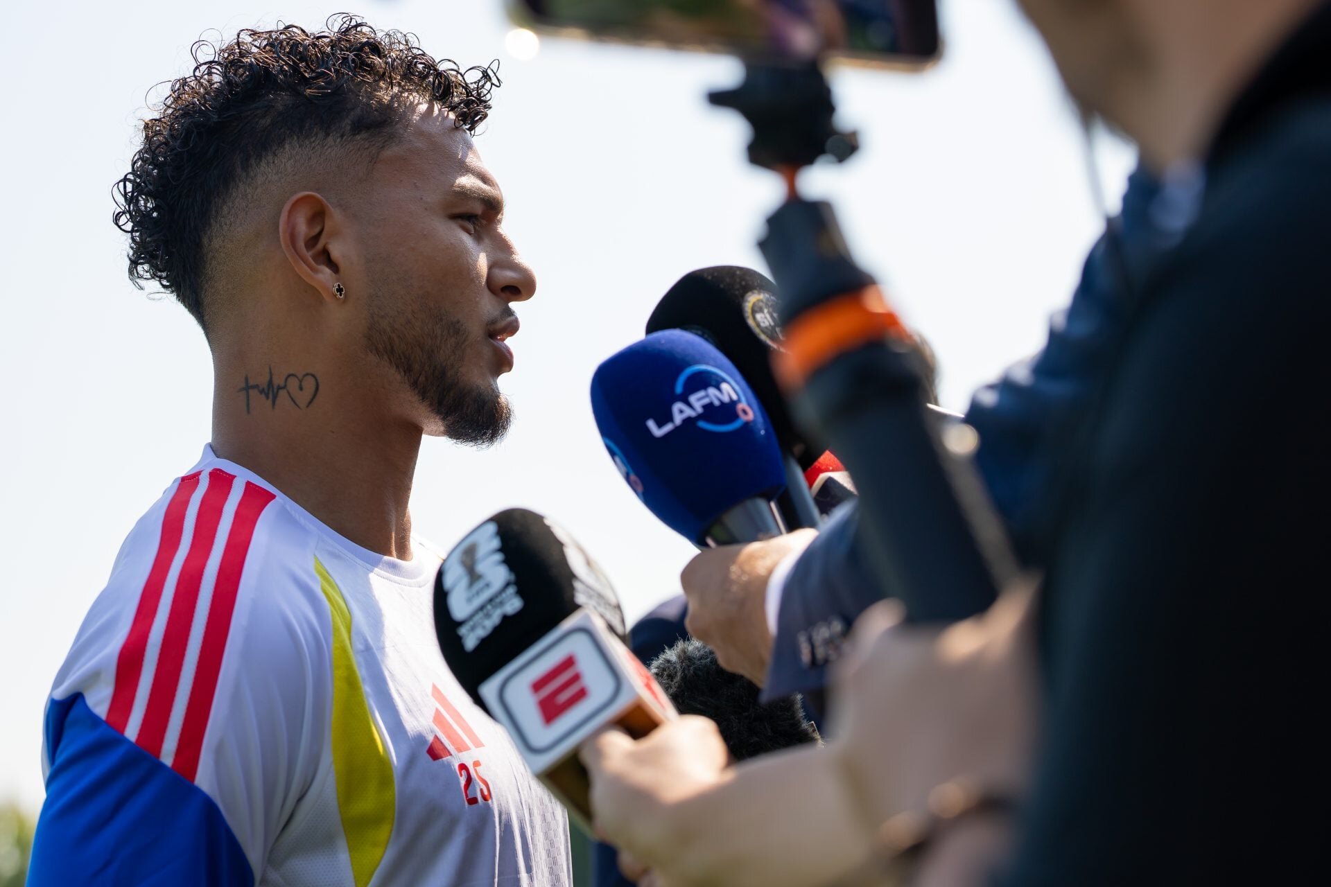 Barcelona deny interest in South American striker with €80m release clause