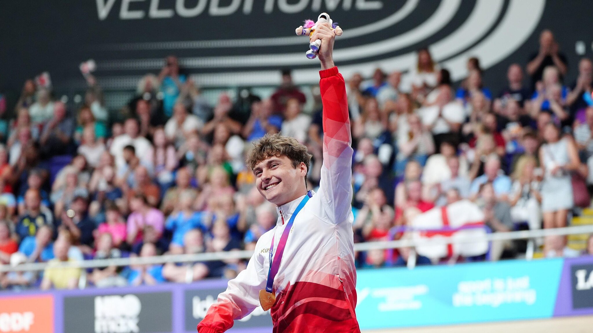 Robertson breaks Games record to win cycling gold