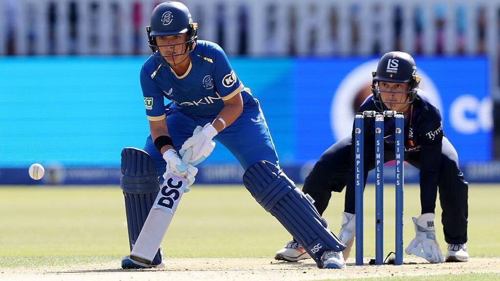 Kerr brilliance keeps MI London's slim hopes alive