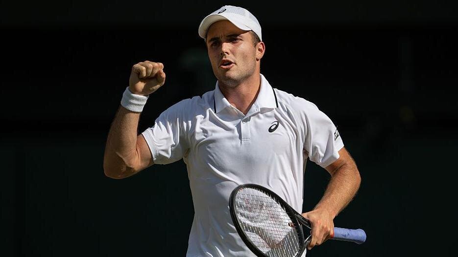 Fery wins on return as Djokovic struggles in heat