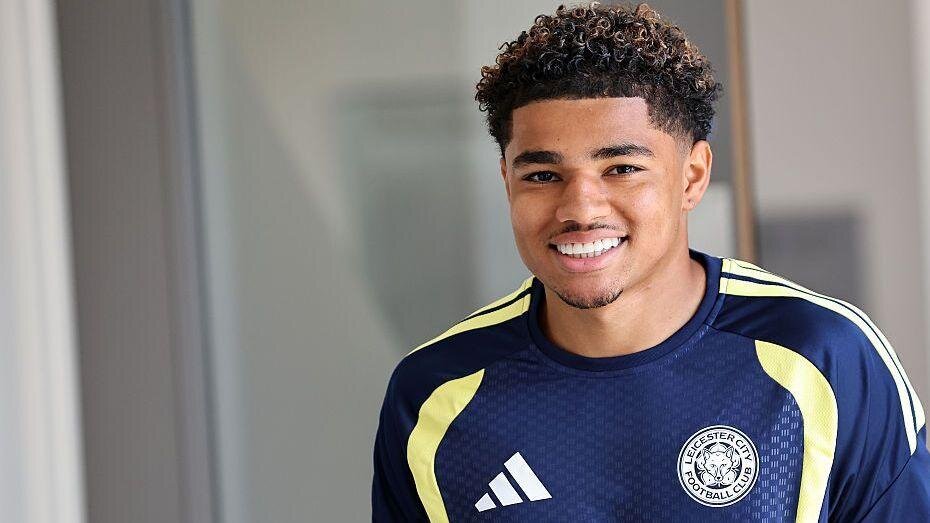 Shrewsbury sign Foxes midfielder Holding on loan