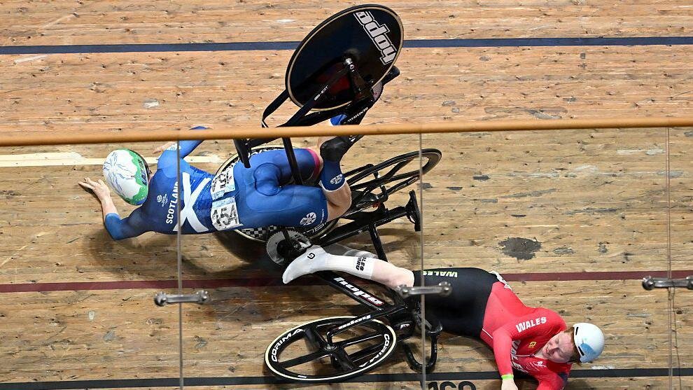 Wales cyclist Edmunds crashes in keirin