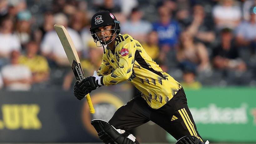 Dhariwal signs new Gloucestershire deal