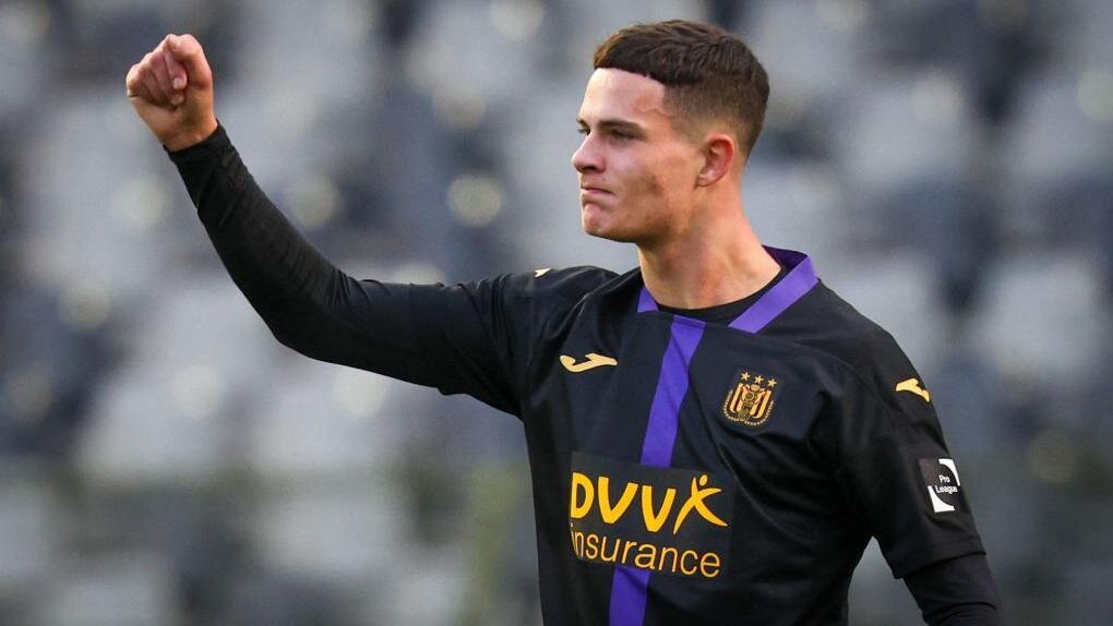 Sevilla sign Scottish striker Ure for initial £5.5m