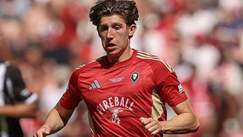 Rotherham sign Salford midfielder Austerfield