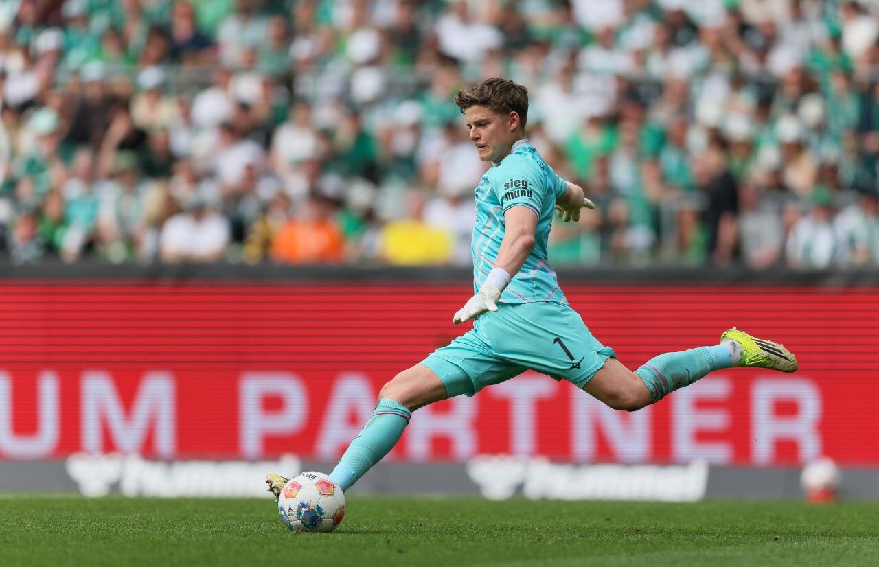 RB Leipzig enquire about Dahmen to replace Villarreal-linked Gulácsi