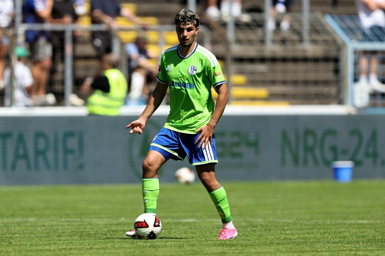 Schalke reportedly tie down young defender Mertcan Ayhan to new long-term deal