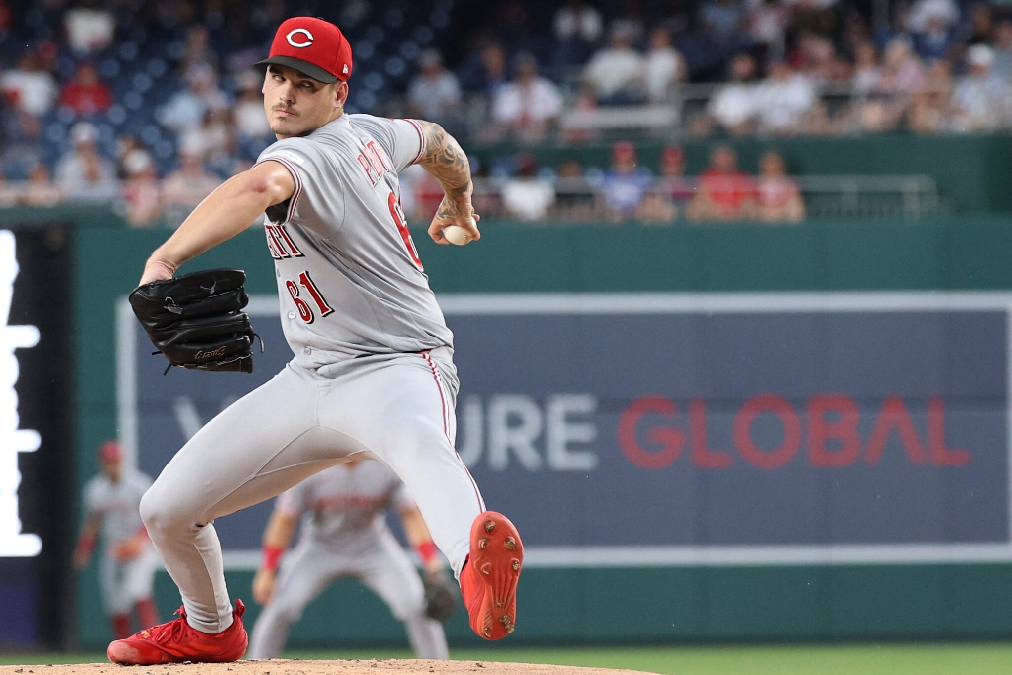Reds out-homer Nationals but winning streak ends in series opener.