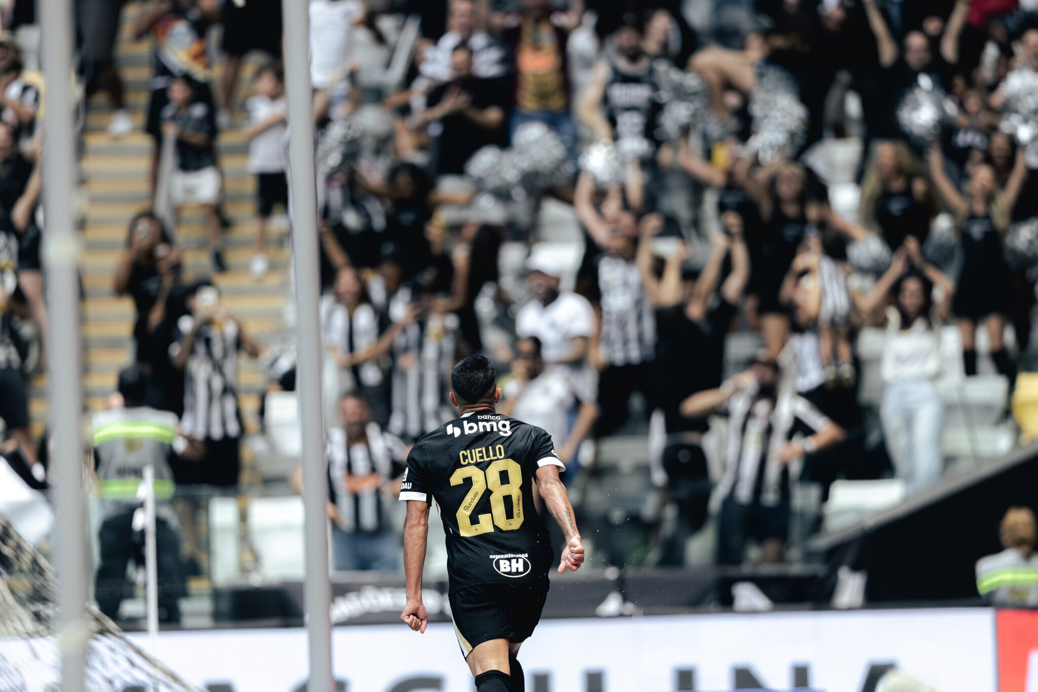 Cuello shines, scores twice and leads Galo rout