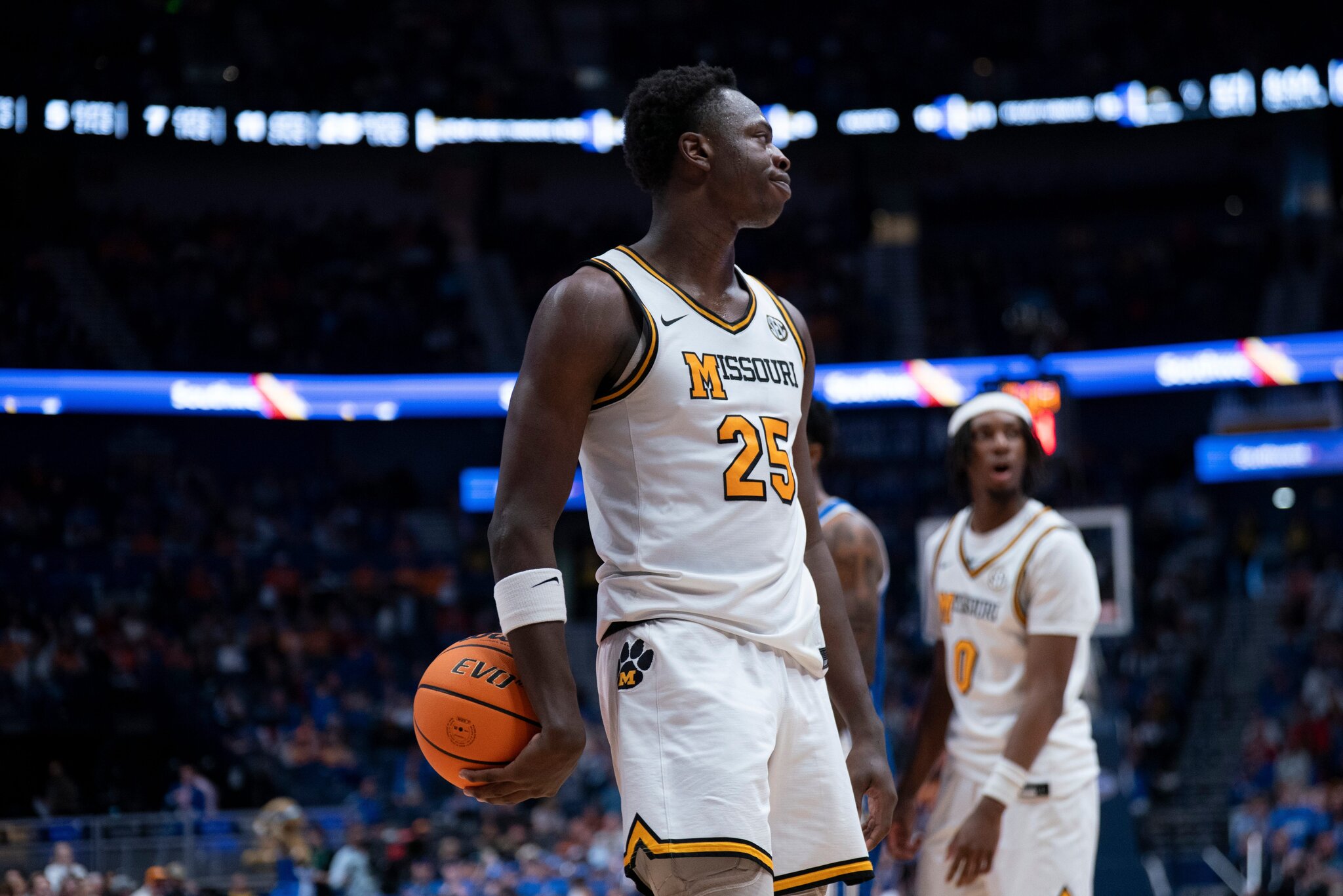 Missouri basketball forward Mark Mitchell transfers to Kentucky
