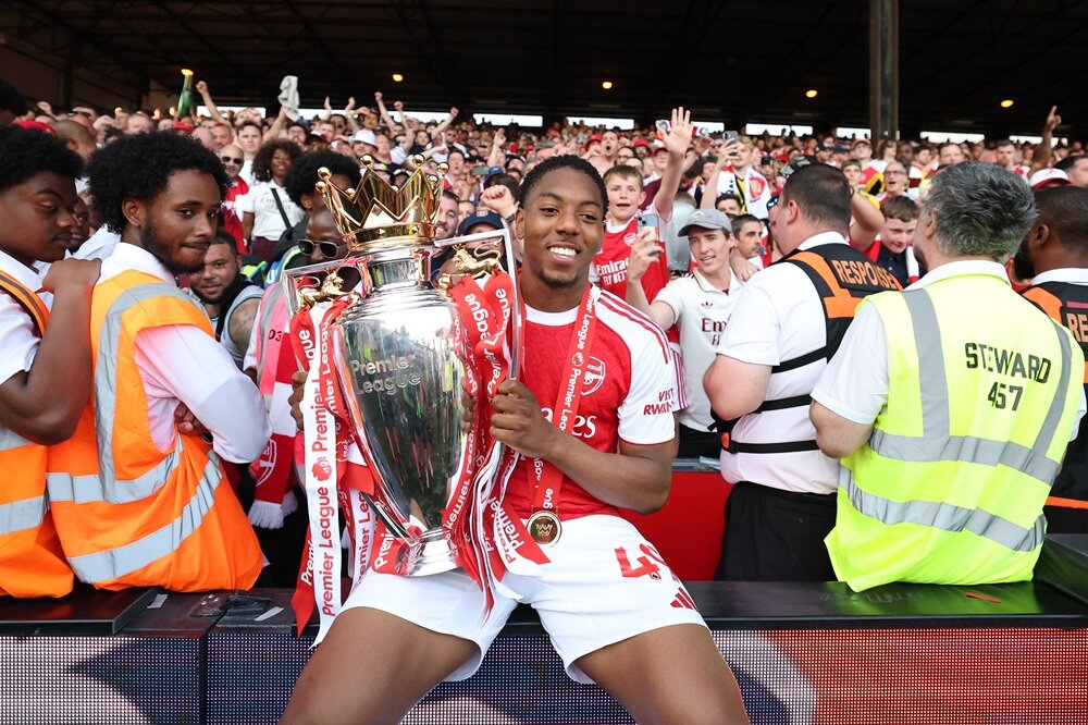Arsenal midfielder offered to Chelsea & Manchester United