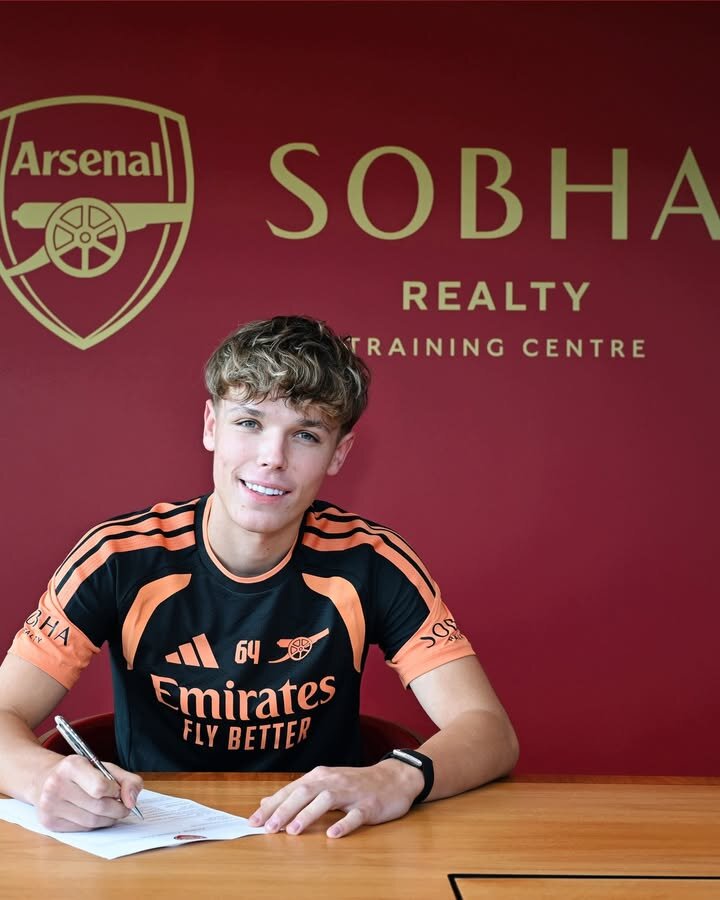 Arsenal announce young striker signing from Blackburn Rovers