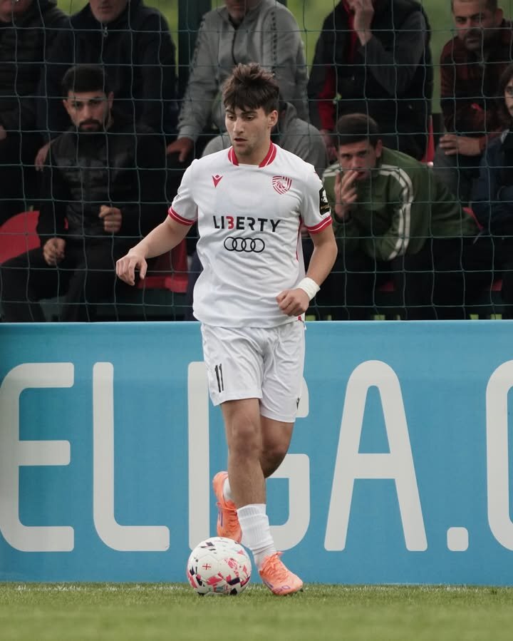 Arsenal make pre-contract offer to young midfielder
