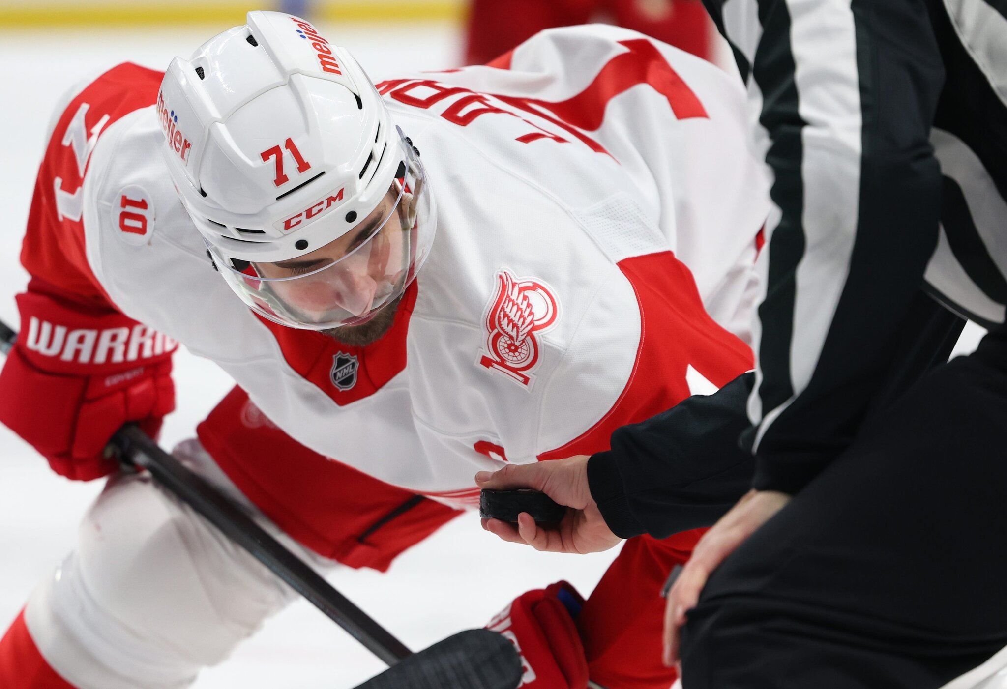 Dylan Larkin gets birthday greetings from Red Wings amid trade demand