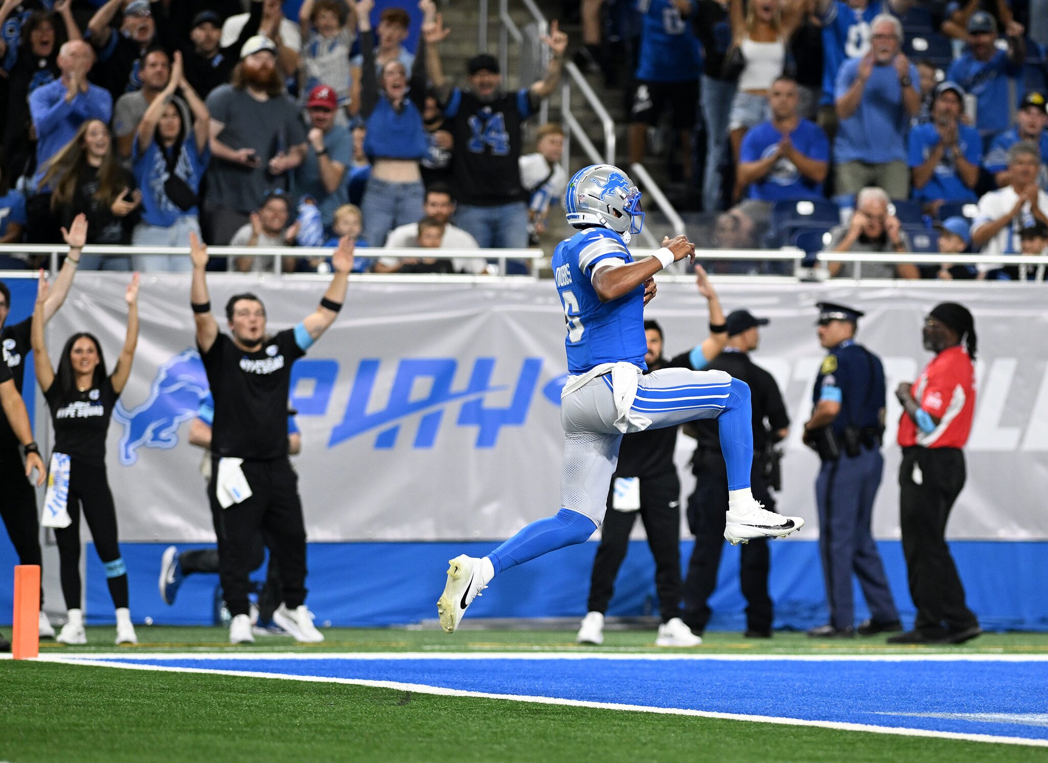 Lions' rookie defensive linemen star in preseason win vs. Commanders