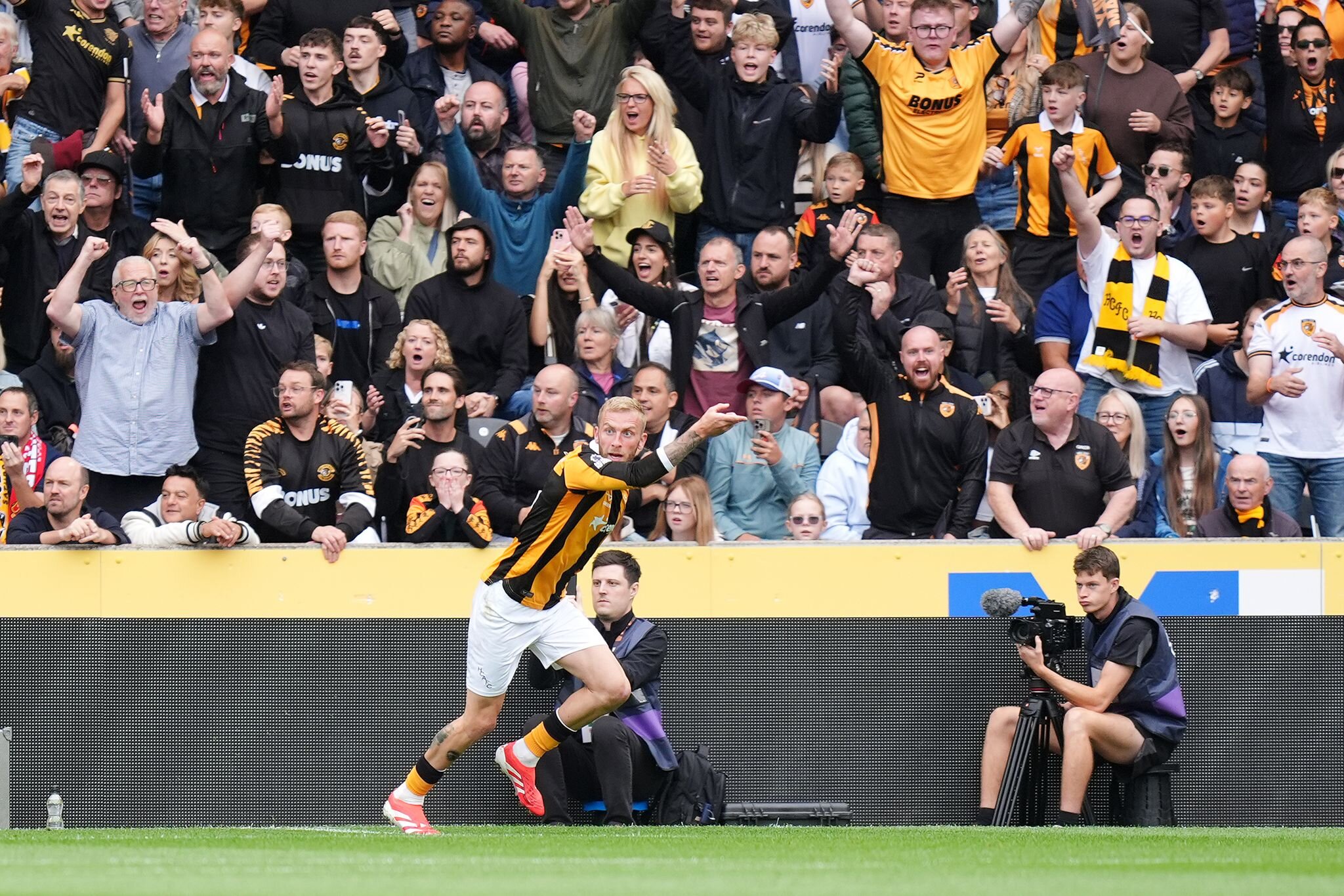 Hull start season in style with shock victory over Manchester United