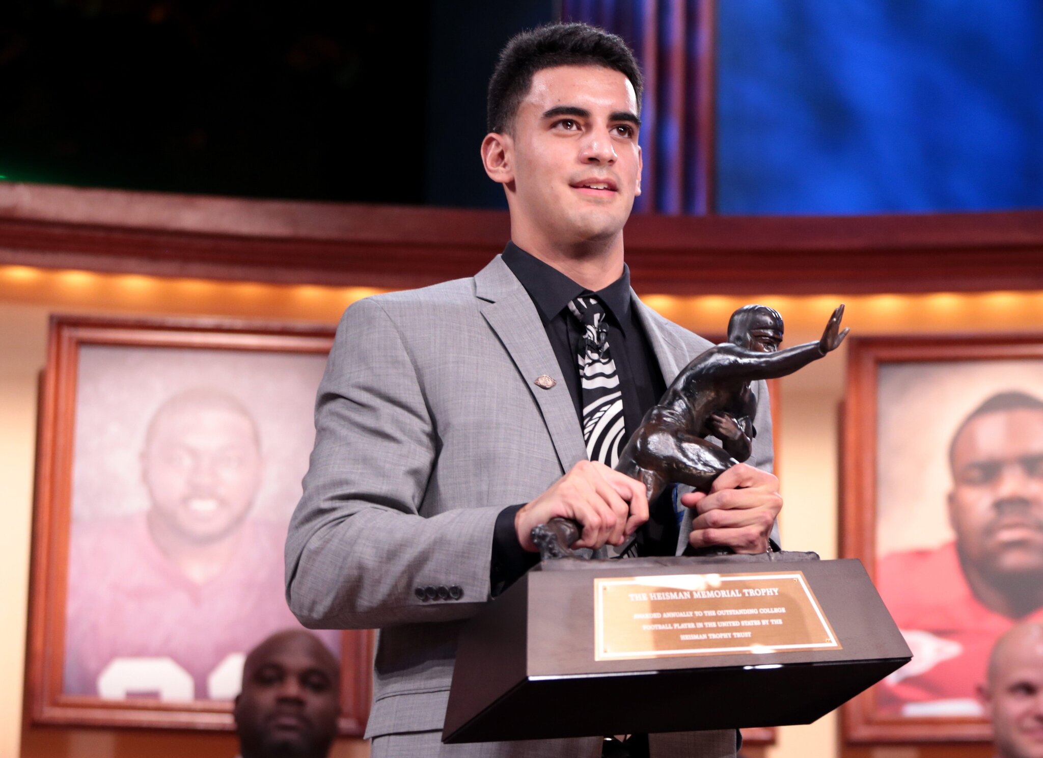 Dante Moore hopes to follow in Marcus Mariota's footsteps at Oregon