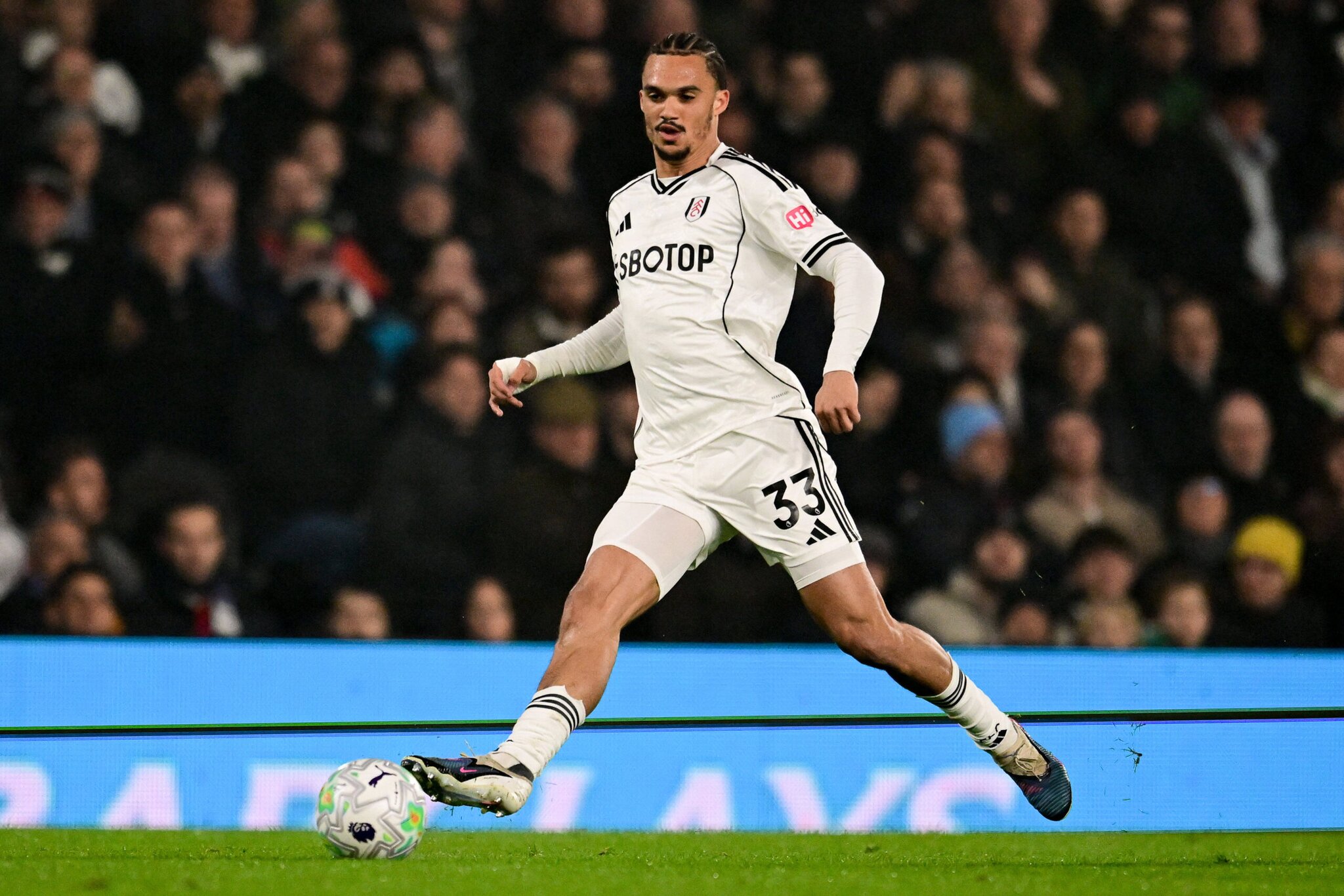 Report: Man United Consider Premier League Defender As Backup Option