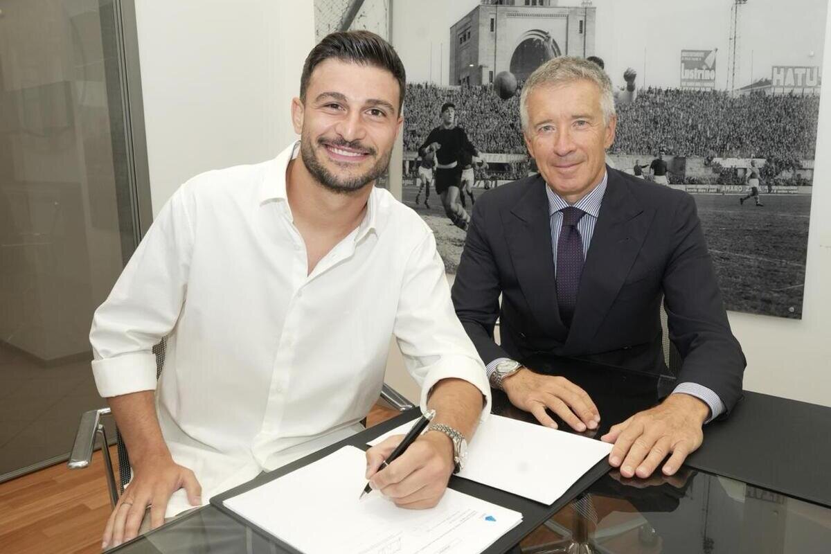 Official: Bologna reward Orsolini with new contract until 2031