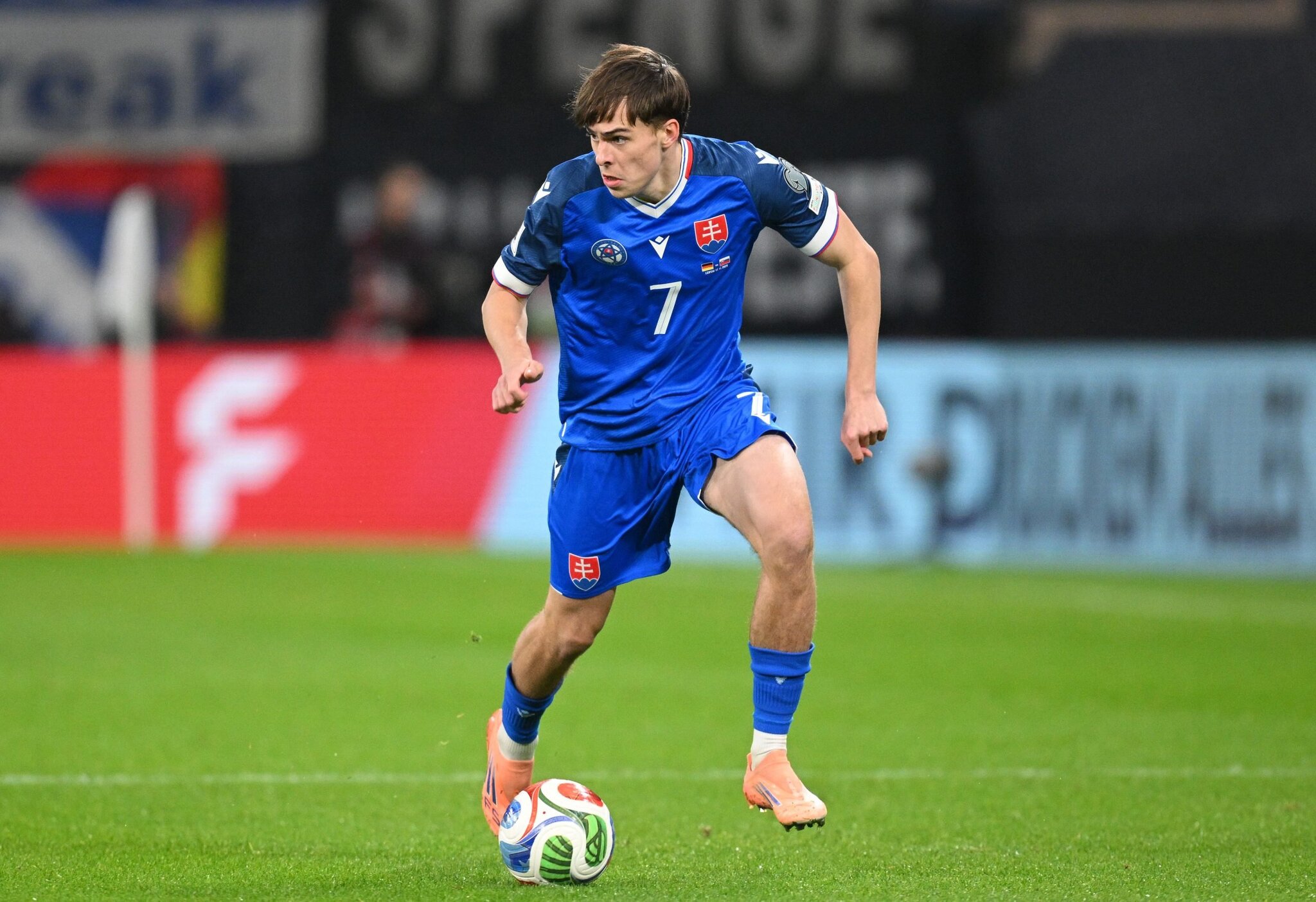 Official | VfB Stuttgart sign Slovak attacking talent Leo Sauer (20)