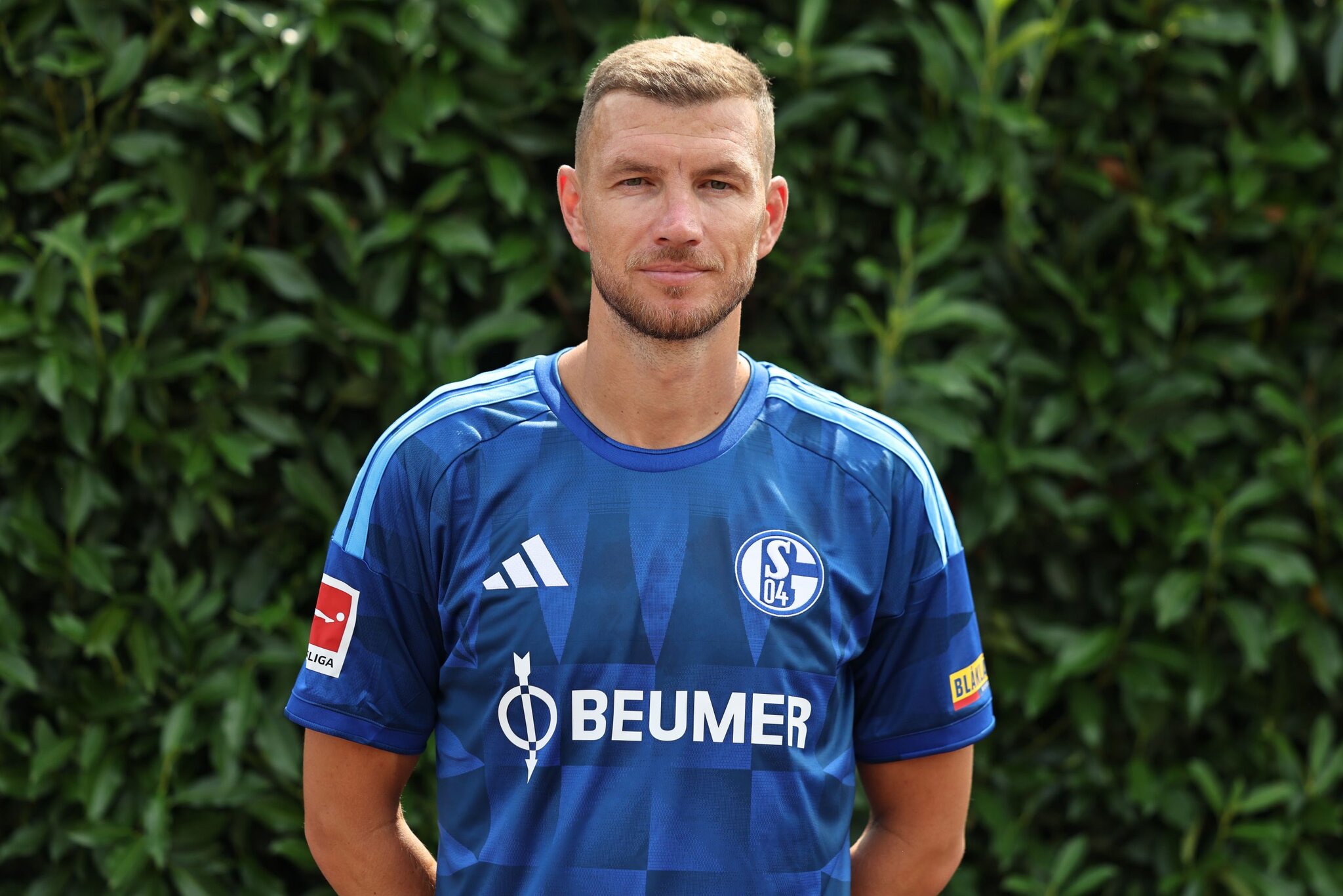 Edin Dzeko speaks on decision to re-sign with Schalke 04