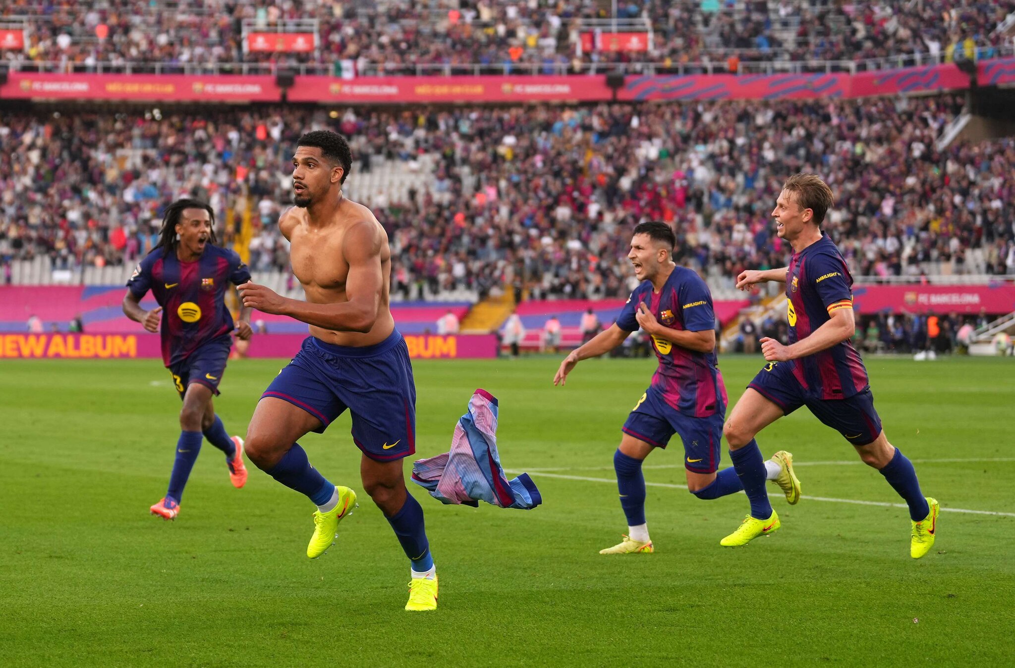 How much will Liverpool have to pay Barcelona to sign Ronald Araújo permanently?