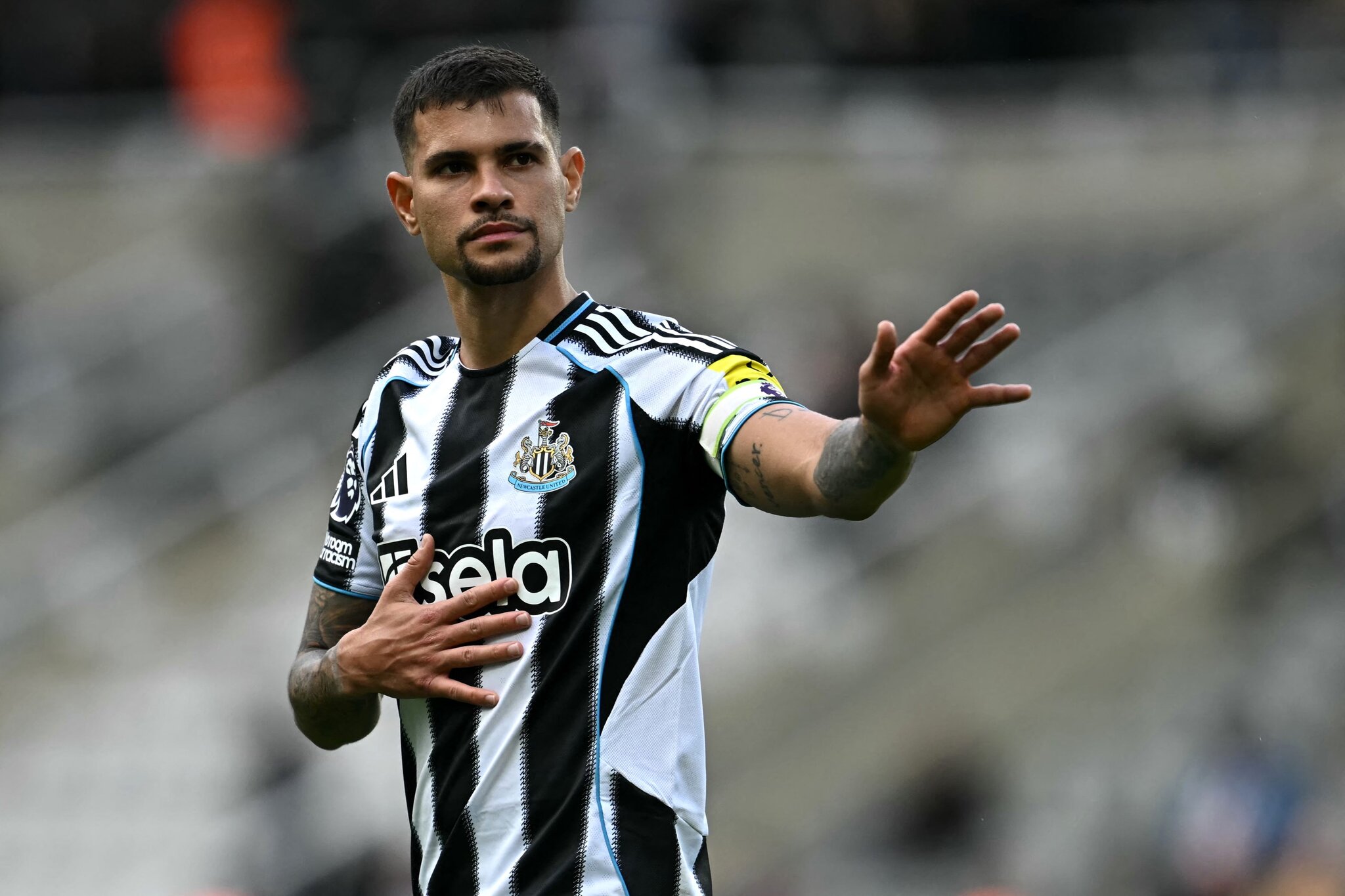 Newcastle boss Howe throws doubt on future of Arsenal target Guimaraes