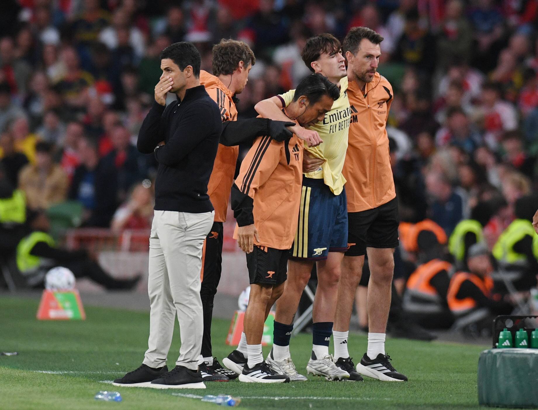 Arsenal midfielder suffers serious knee injury