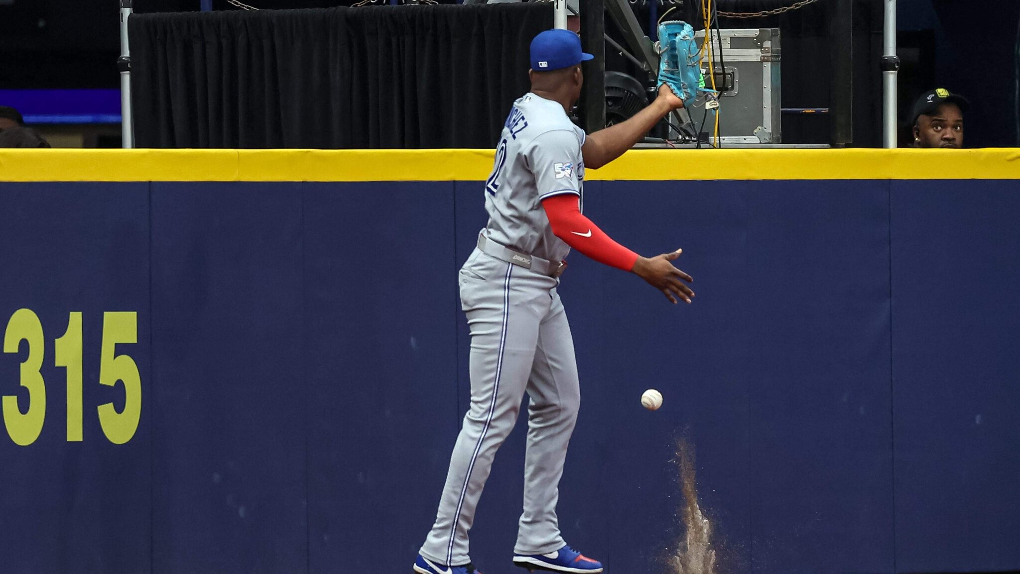 Blue Jays’ John Schneider Reacts to Jesus Sanchez’s Misplays