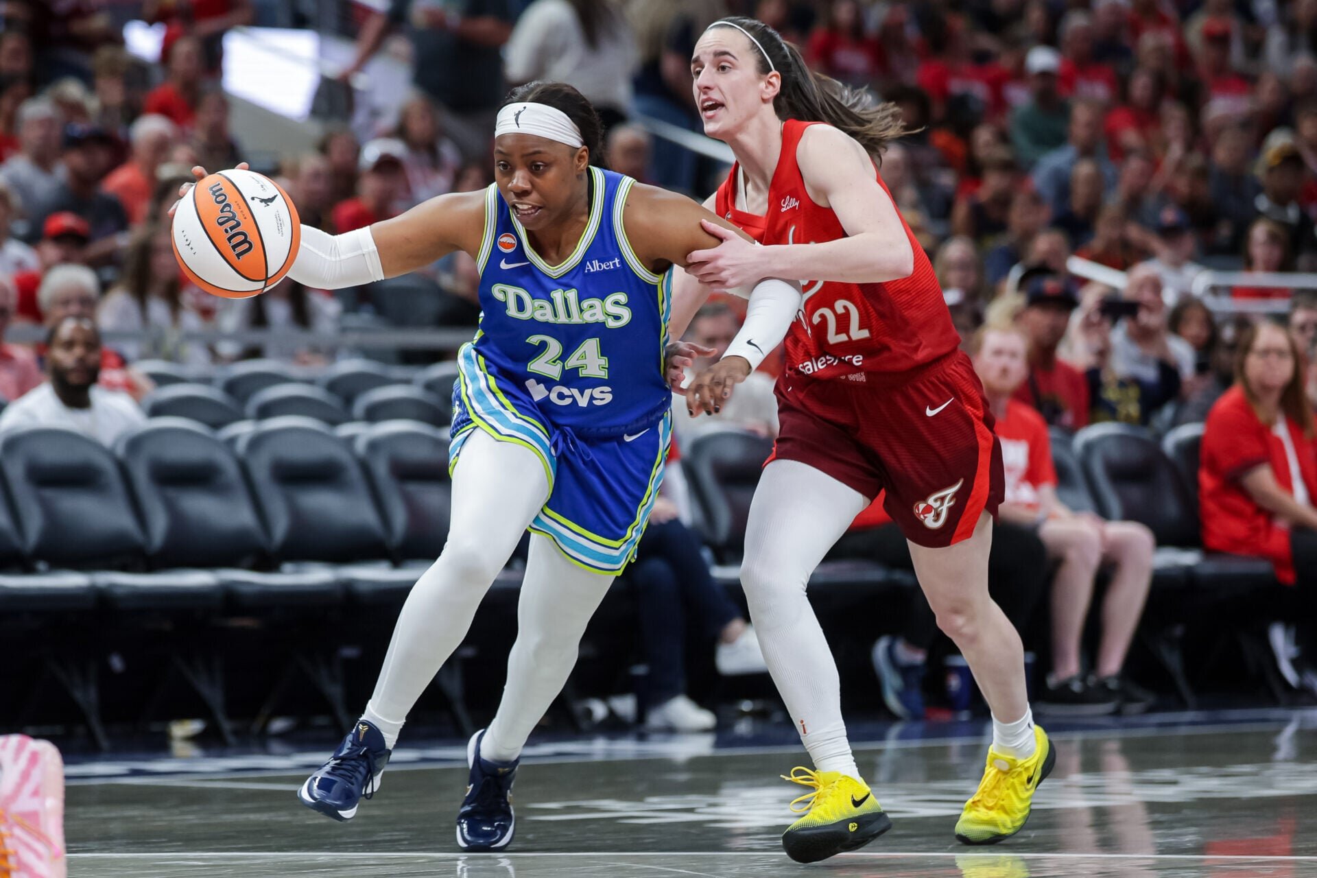 Caitlin Clark overcomes injury scare, drops 29 points on Dallas Wings as Fever take top spot in East